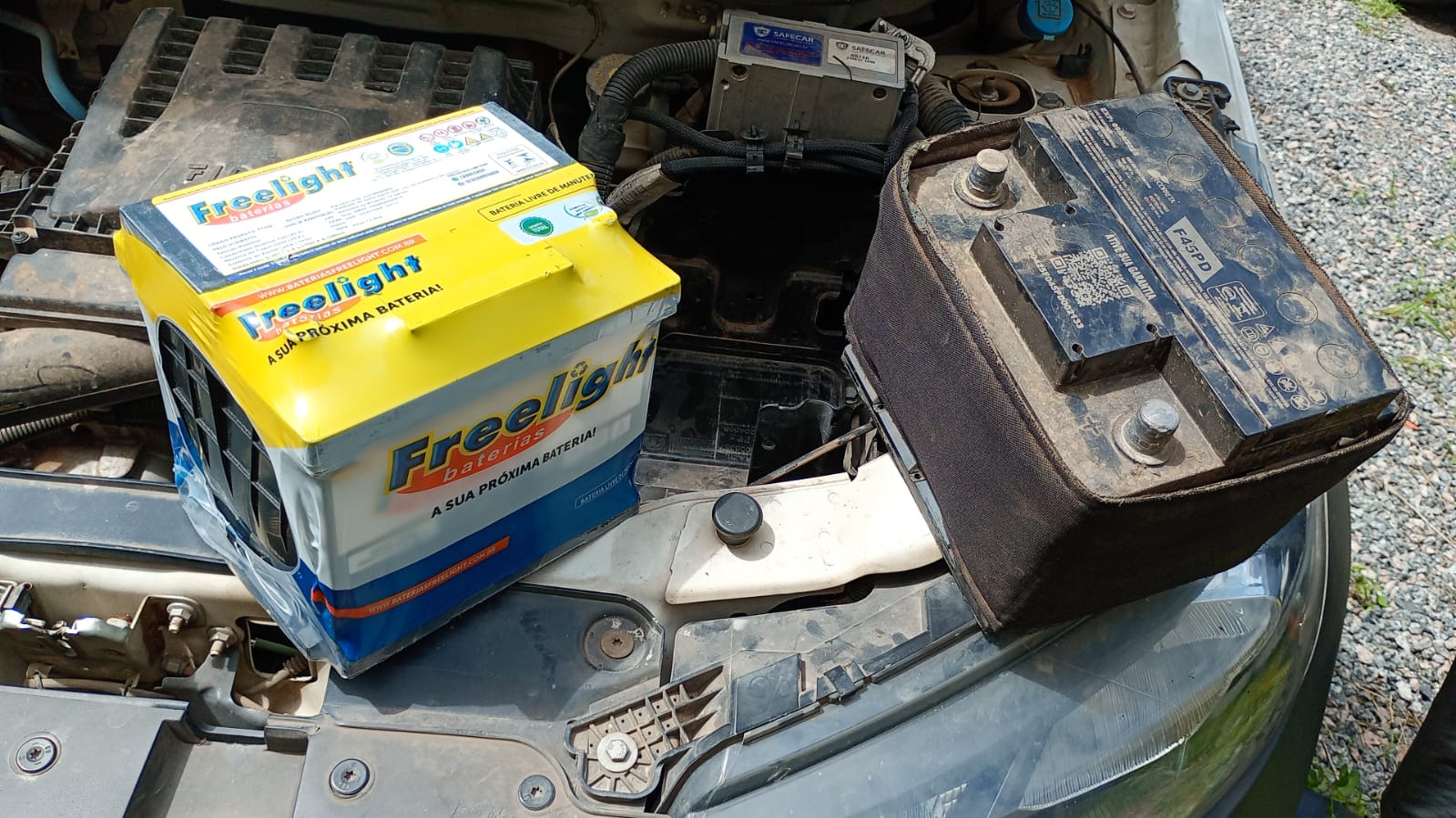 Troca de bateria automotiva no veículo